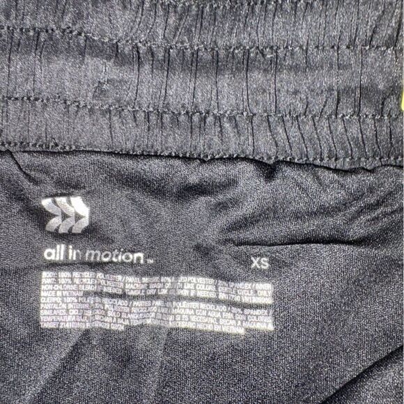 Nwt XS all in motion 3” mid rise run shorts - Picture 2 of 4